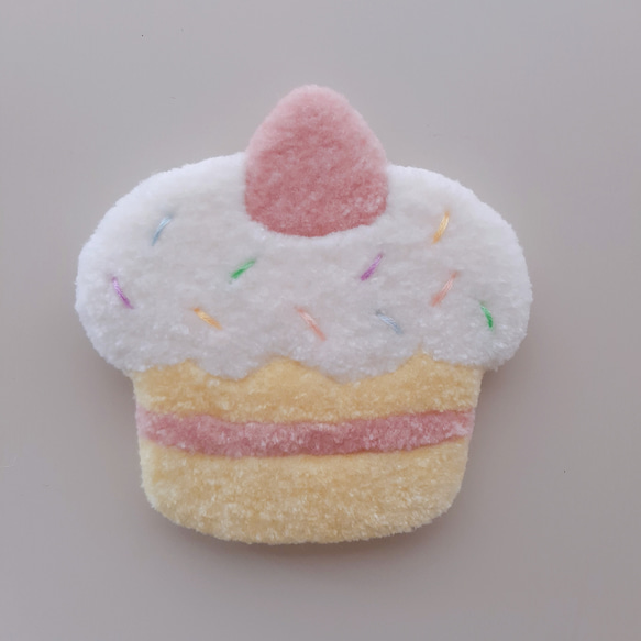 壁に飾れる小さなラグ　【カップケーキ】 1枚目の画像