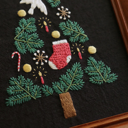 手刺繍のクリスマスツリー（額付き） 3枚目の画像