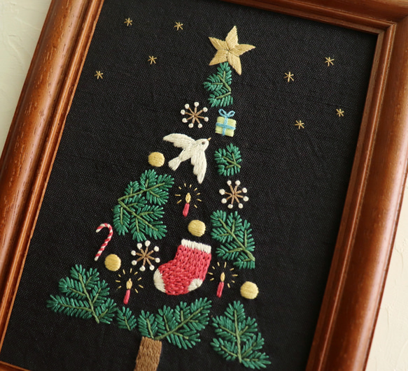 手刺繍のクリスマスツリー（額付き） 2枚目の画像