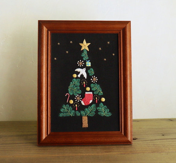 クリスマスツリー　刺繍絵　オブジェ 手刺繍のクリスマスツリー（額付き） クリスマスツリー スミレソラ