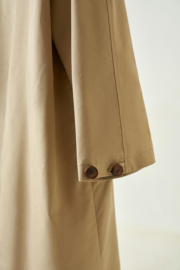 羽織るだけで雰囲気格上げ　フード付きアウター　ロングコート　濃いベージュ　230911-1 9枚目の画像