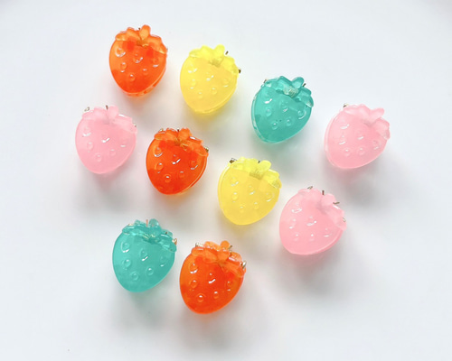 2・ハンドメイド⭐ヘアクリップ　いちご 85f4e3fe44351170bb59a529b59581