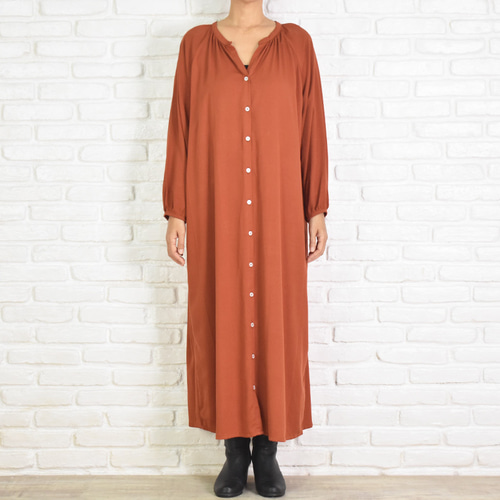 再販 シンプルなスキッパー長袖ワンピース ＜テラコッタ＞ ワンピース