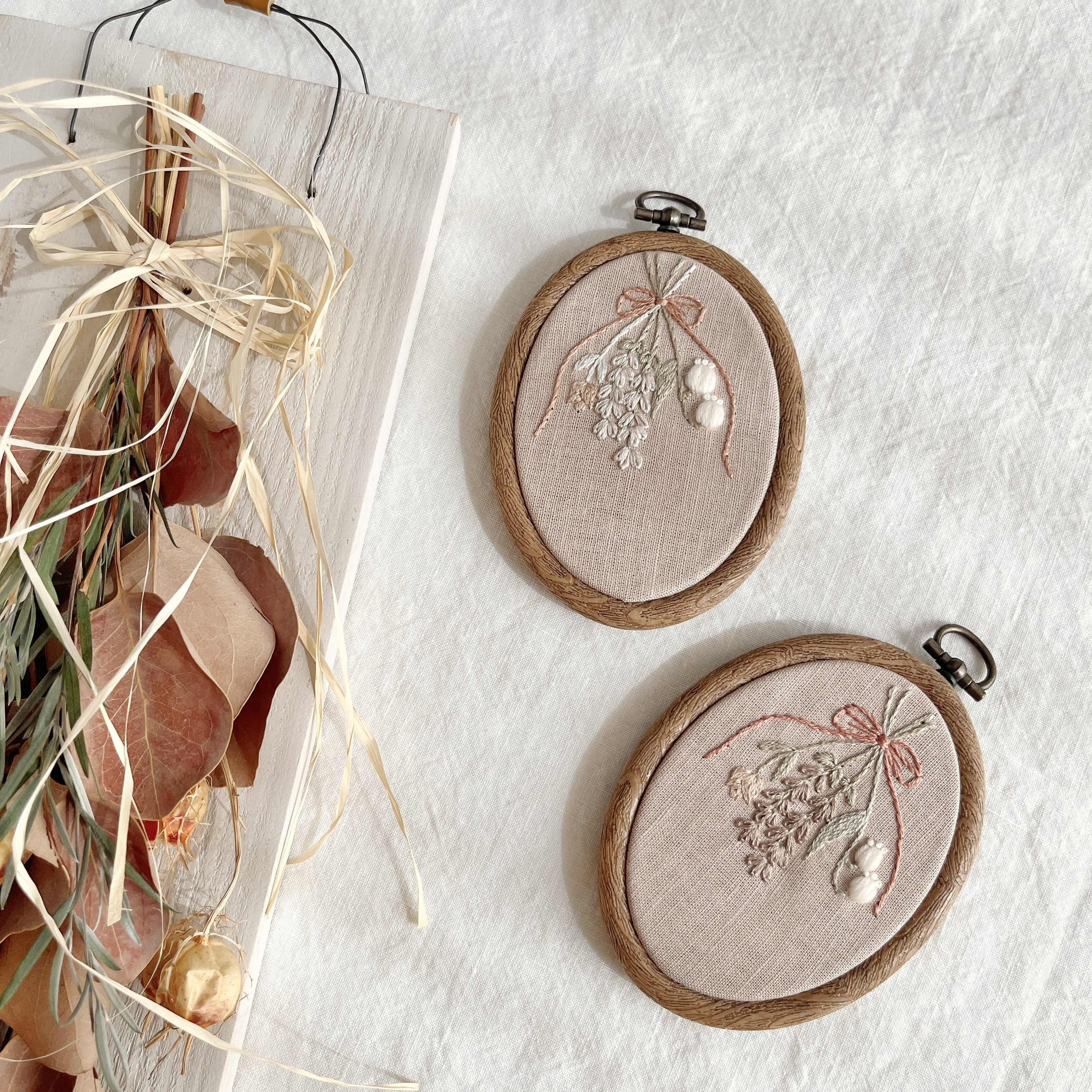 手刺繍スワッグの壁飾り/ピンク タペストリー・壁掛け MEGURI