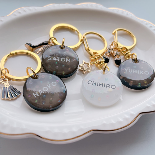 名入れ文字入れ】暗闇で光るドットキーホルダー＊選べるチャーム付き