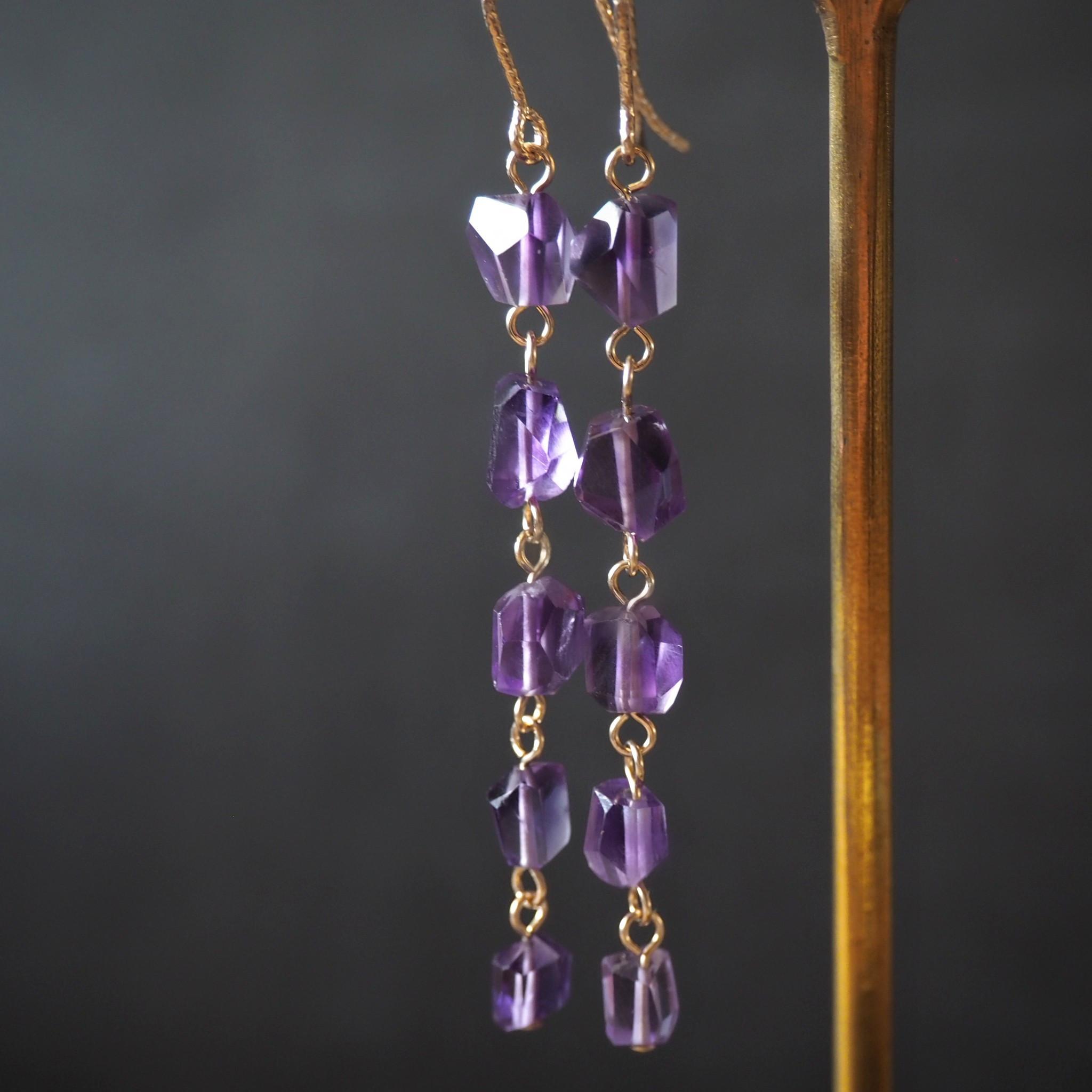 《アメジストのラフカット5連ロングピアス》