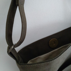 帆布のスマホショルダー　サコッシュ　/　カーキ 2枚目の画像