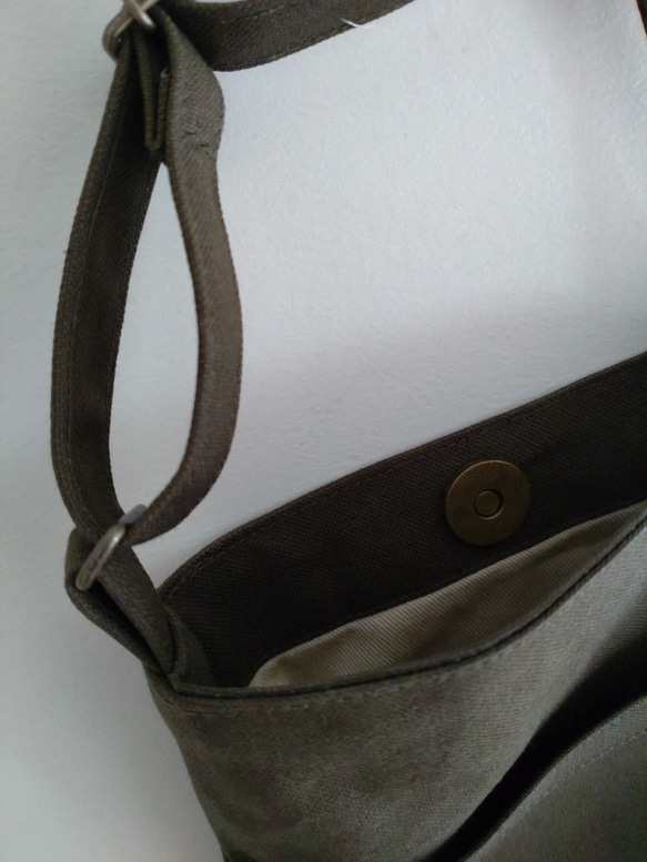 帆布のスマホショルダー　サコッシュ　/　カーキ 2枚目の画像