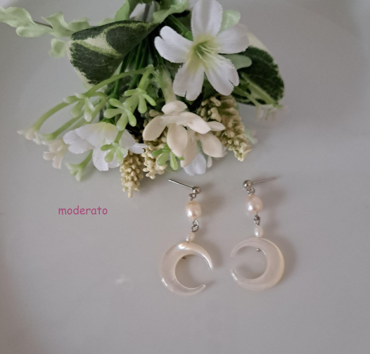 【Moon】月型シェル×淡水パールピアス　MPE702