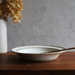 鉄粉のある 太めのブリム　深皿24-25cm カレー皿 乳白　陶器 3枚目の画像