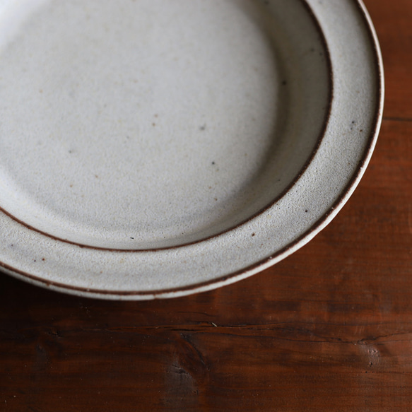 鉄粉のある 太めのブリム　深皿24-25cm カレー皿 乳白　陶器 4枚目の画像