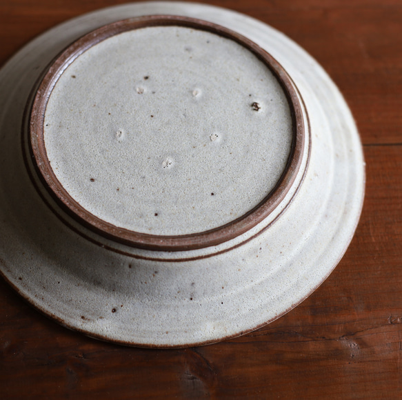 鉄粉のある 太めのブリム　深皿24-25cm カレー皿 乳白　陶器 5枚目の画像