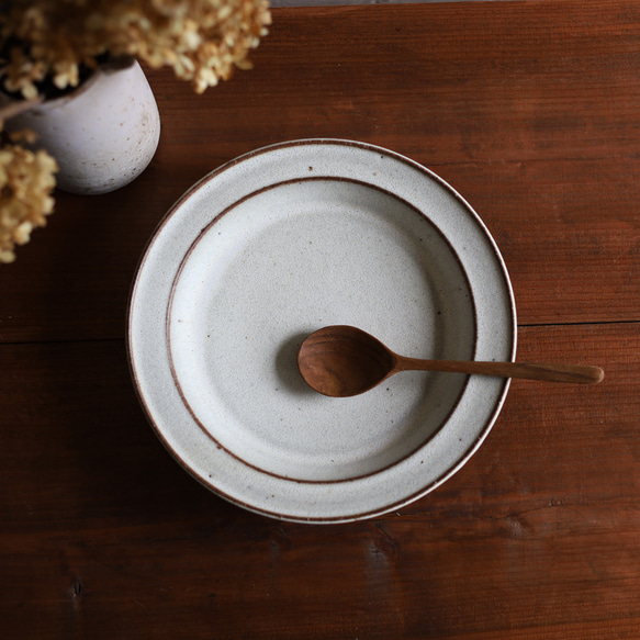 鉄粉のある 太めのブリム　深皿24-25cm カレー皿 乳白　陶器 6枚目の画像