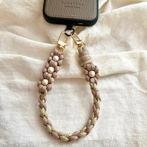 お花4つハンドストラップ スマホ パラコード ピンクベージュ