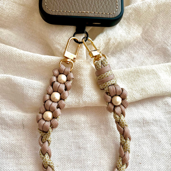 お花4つハンドストラップ スマホ パラコード ピンクベージュ
