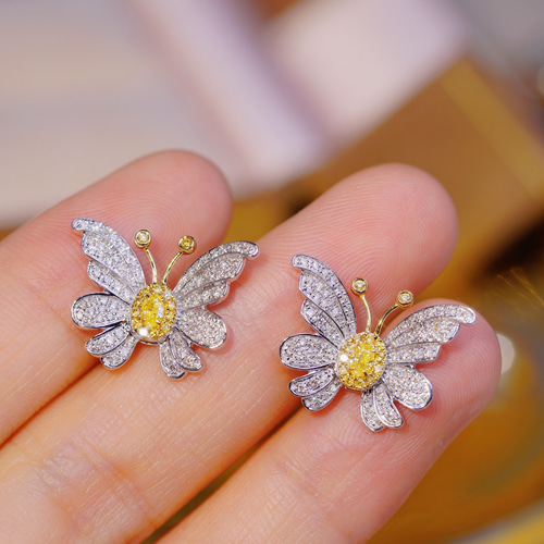 蝶々モチーフ イエローダイヤモンドピアスk18 ピアス（スタッド・一粒  