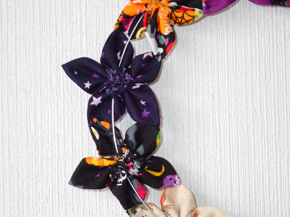 世界でひとつ・つまみ細工のお花で作ったハロウィンリース・黒紫 8枚目の画像
