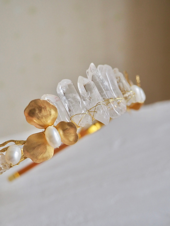 【結婚式・お呼ばれ】ブライダルヘアアクセサリー　水晶と真鍮フラワーのヘッドドレス　カチューシャ　ウェディングアクセサリー 11枚目の画像
