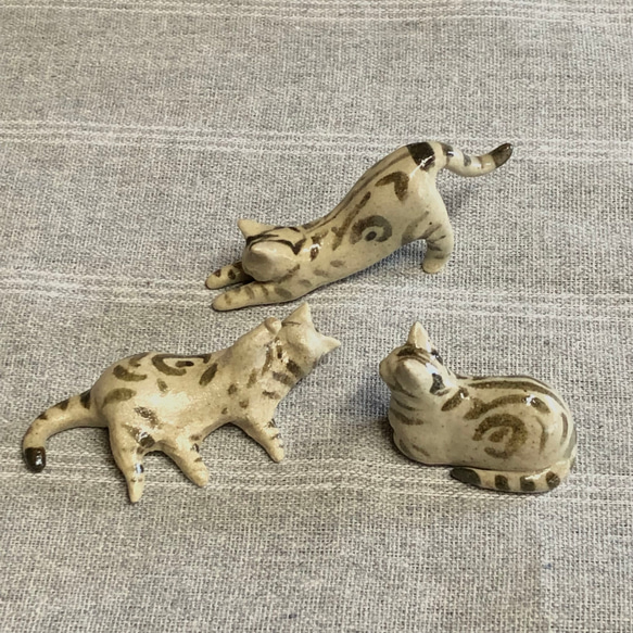 トラ猫ゴロー 聖新陶芸 コロコロキャット GD1026－3 ワイルドストロベリー｜【ハンズ