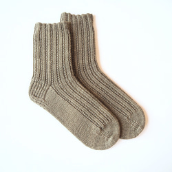 草木染め・手編みの靴下・ミモザアカシア染め・サイズ24cm 2枚目の画像
