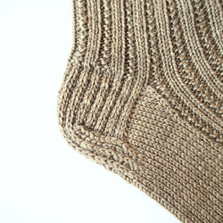 草木染め・手編みの靴下・ミモザアカシア染め・サイズ24cm 4枚目の画像