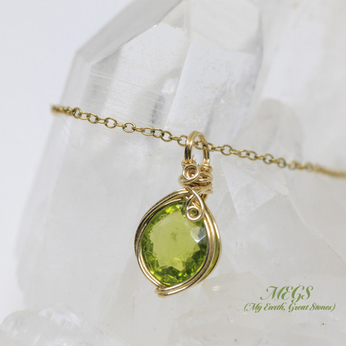 ペリドット ～太陽の石 ワイヤーアートペンダントトップ