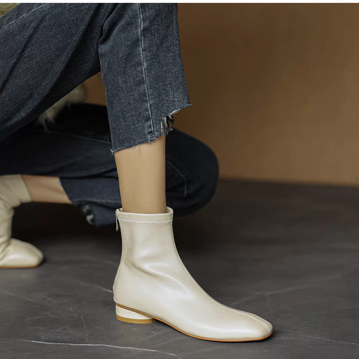 バックジッパーが付いているから、脱ぎ履き簡単！ブーツ ショート スクエアトゥ バックファスナー ミニマリストデザイン 靴