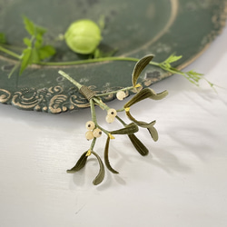 布花天然石と不思議な魅力のヤドリギのブローチ 黄 ブローチ 布花工房