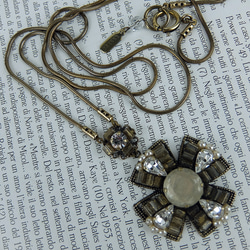 エッセレ・クロスメダルラインストーン ネックレス・装飾メダルペンダント ロングネックレス 1枚目の画像