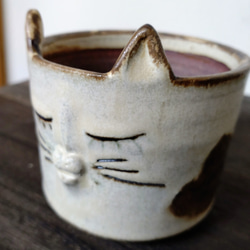 陶器の植木鉢　「おすまし顔のぶち猫」 5枚目の画像