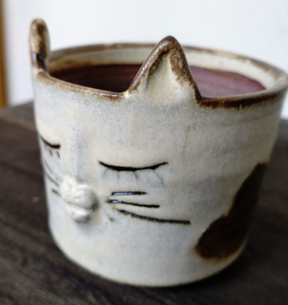 陶器の植木鉢　「おすまし顔のぶち猫」 5枚目の画像