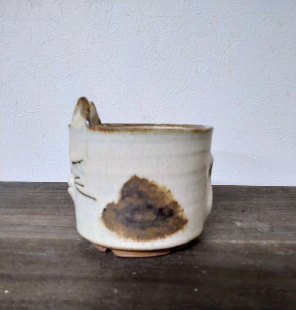 陶器の植木鉢　「おすまし顔のぶち猫」 2枚目の画像