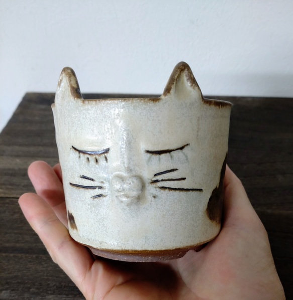 陶器の植木鉢　「おすまし顔のぶち猫」 8枚目の画像