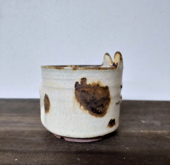陶器の植木鉢　「おすまし顔のぶち猫」 4枚目の画像