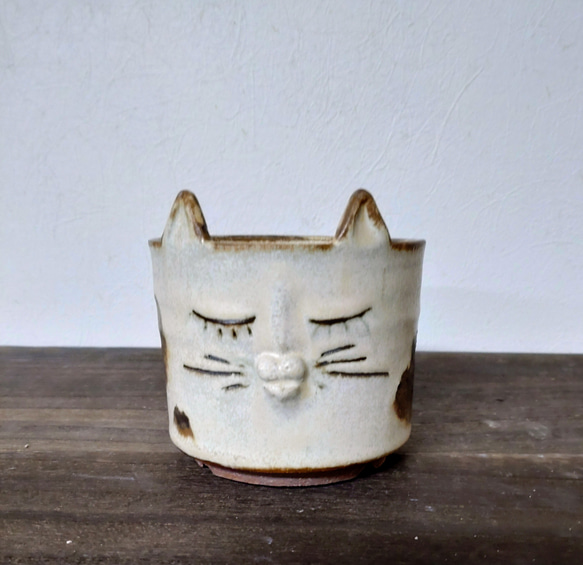 陶器の植木鉢　「おすまし顔のぶち猫」 1枚目の画像