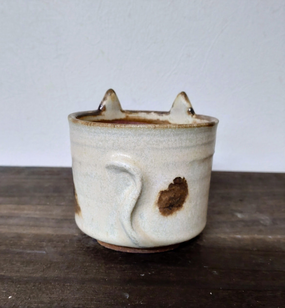 陶器の植木鉢　「おすまし顔のぶち猫」 3枚目の画像