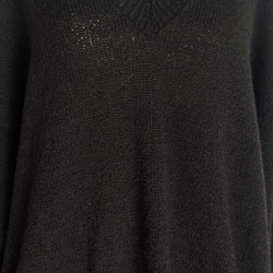 ダークブラウンのブークレヤーンふわモコVネックセーター 3枚目の画像