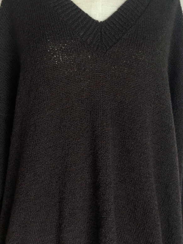 ダークブラウンのブークレヤーンふわモコVネックセーター 3枚目の画像