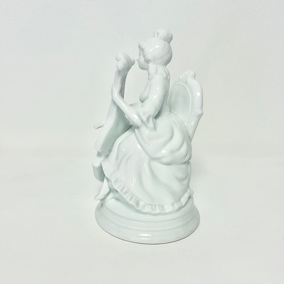 彈奏貝斯的女士雕像 第5張的照片