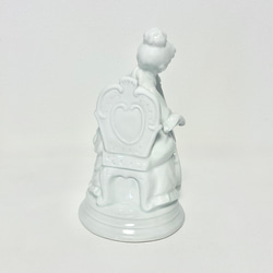 彈奏貝斯的女士雕像 第7張的照片