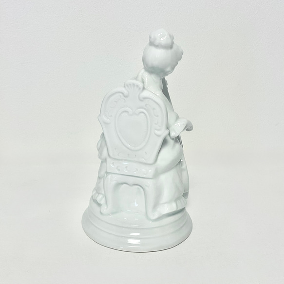 彈奏貝斯的女士雕像 第7張的照片