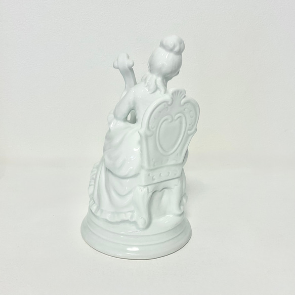 彈奏貝斯的女士雕像 第6張的照片