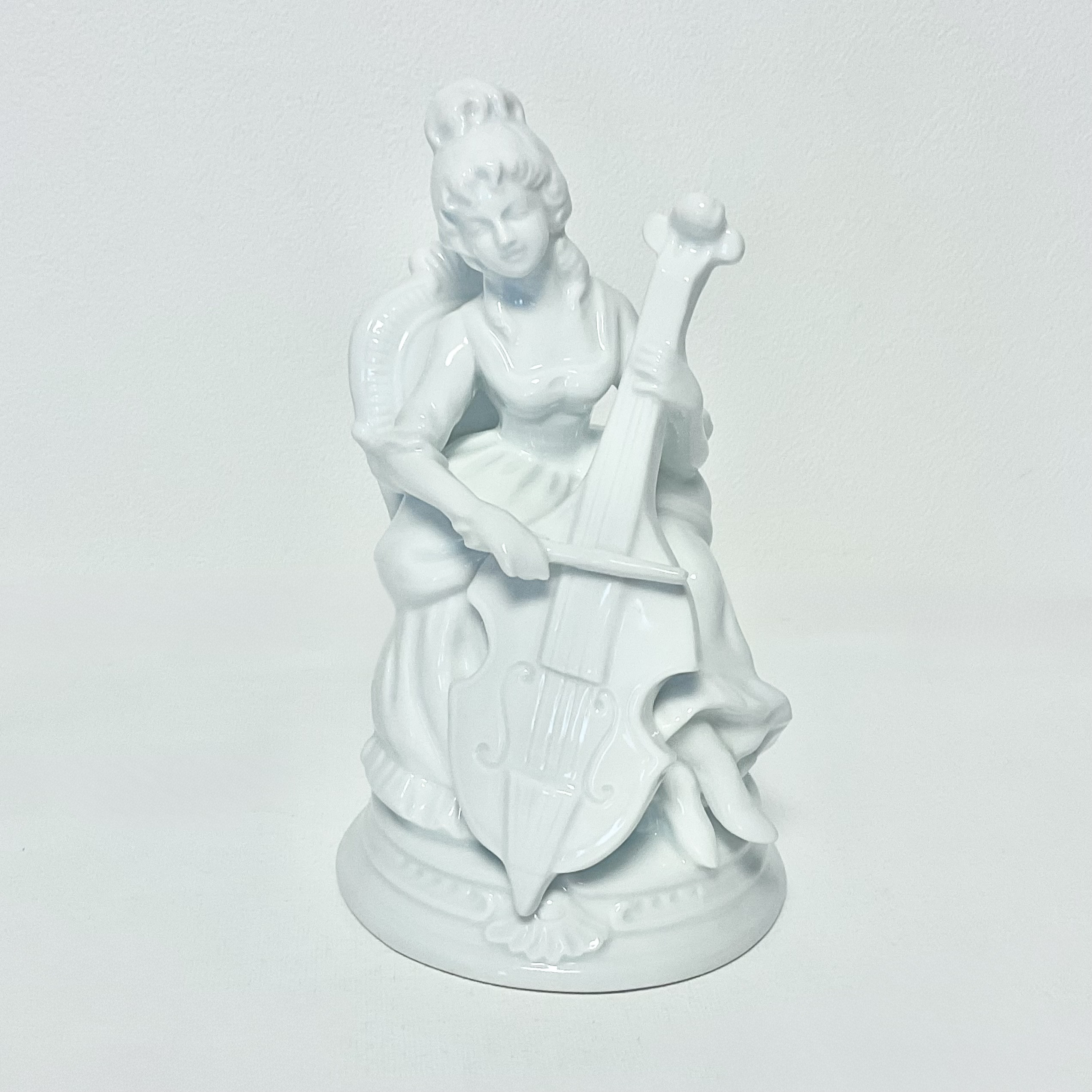 ベースを弾くレディのフィギュリン