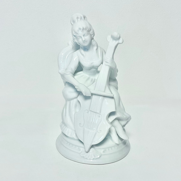 彈奏貝斯的女士雕像 第1張的照片