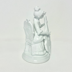 彈奏貝斯的女士雕像 第4張的照片