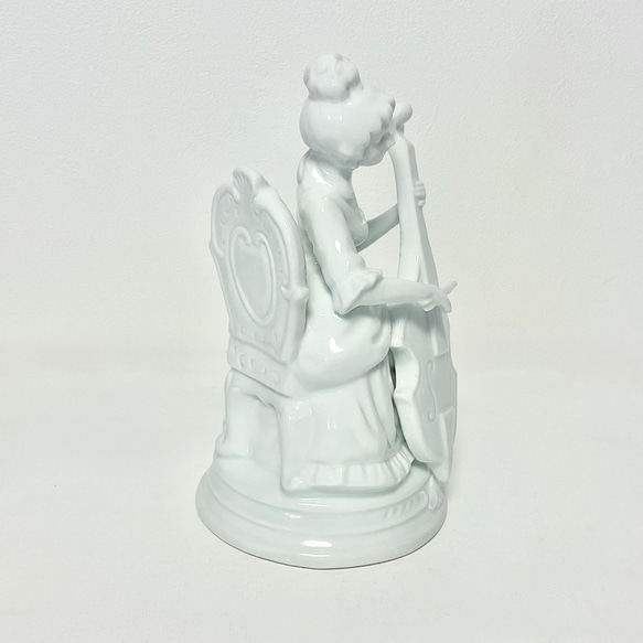 彈奏貝斯的女士雕像 第4張的照片