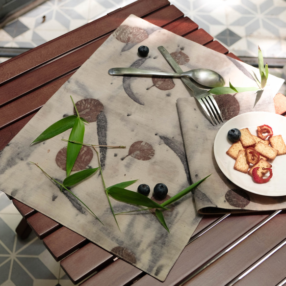 草木染めのプレースマット、草木染めのユーカリの葉で染めた小さなテーブルクロス、両面断熱パッド、ナプキン、フォトプロップス 1枚目の画像