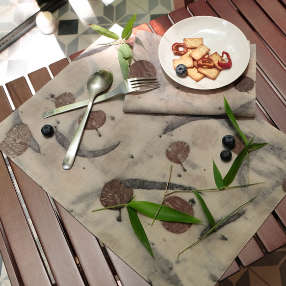 草木染めのプレースマット、草木染めのユーカリの葉で染めた小さなテーブルクロス、両面断熱パッド、ナプキン、フォトプロップス 10枚目の画像