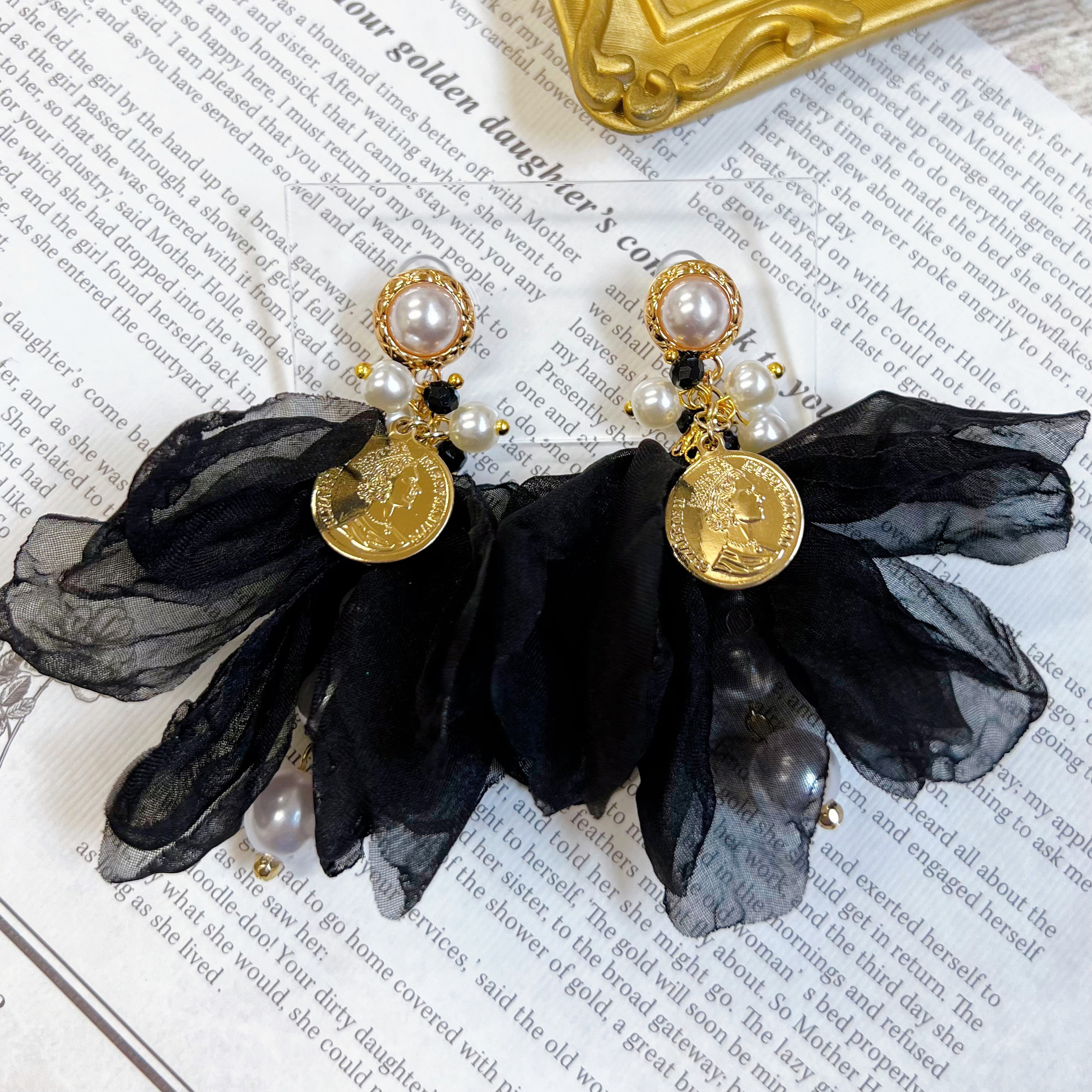 大ぶり ブラック シフォン レース ピアス/イヤリング        Ω