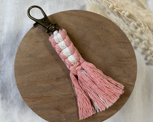 マクラメ キーホルダー ピンク 38e017acfd60bd31b76ba95eaa96c8